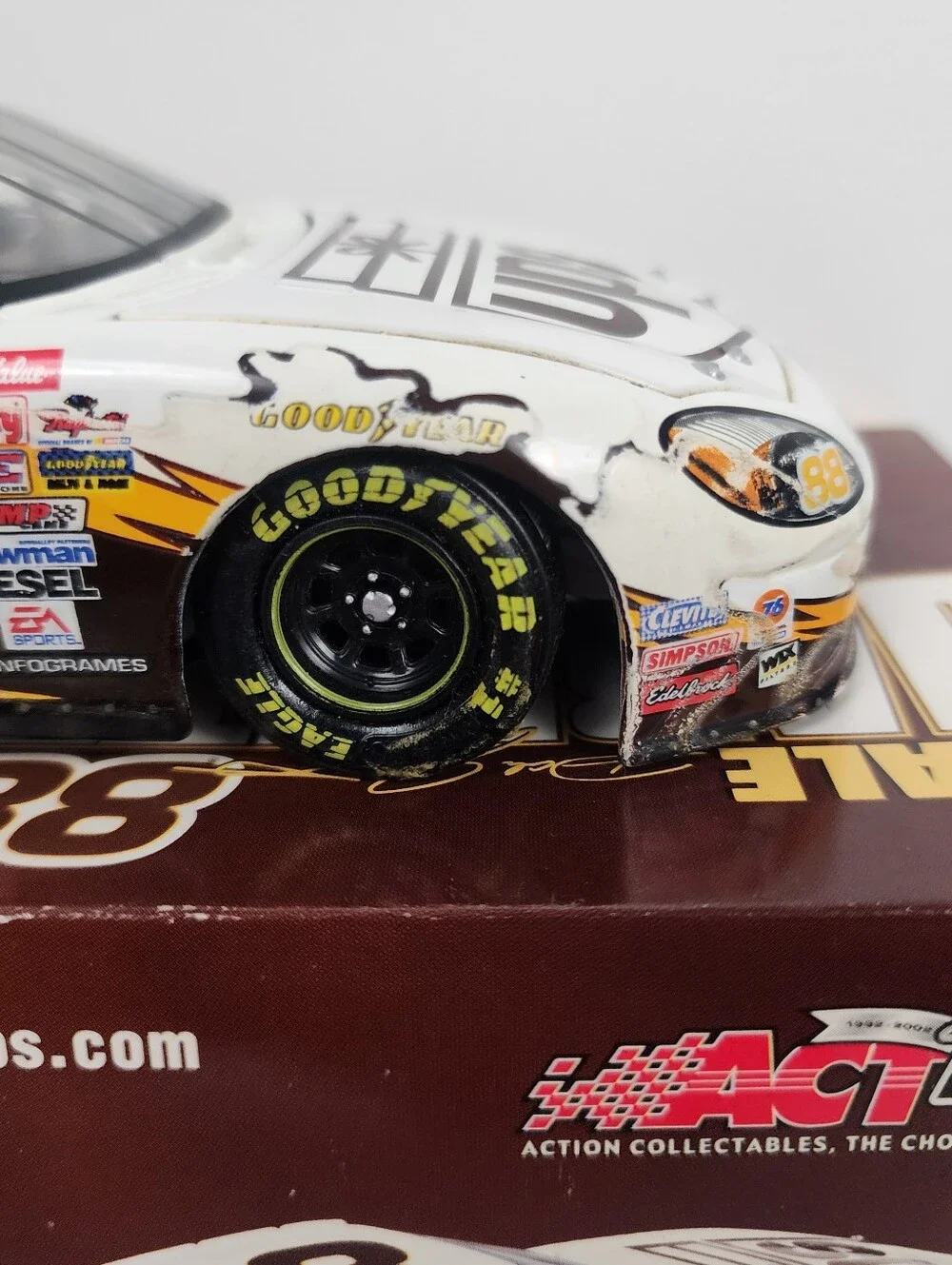 Dale Jarrett NASCAR 1:24 #88 Action Racing Die-Cast UPS 2002 Ford Taurus Damaged